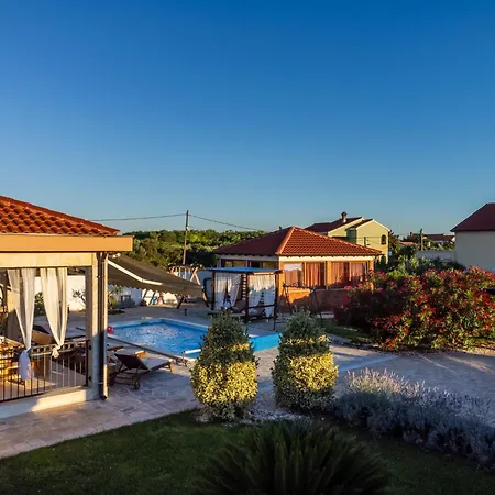 Villa Mlb With Heated Pool, Sauna And Jacuzzi- By Ta Leut Agency