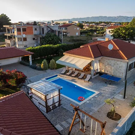 Villa Mlb With Heated Pool, Sauna And Jacuzzi- By Ta Leut Agency *